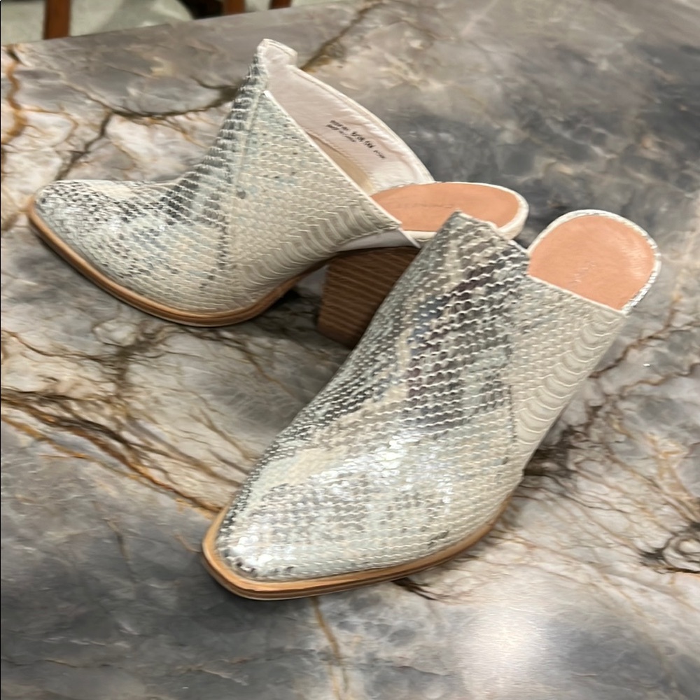 CHINESE LAUNDRY WOMEN'S BEAUTE AQUA SNAKE PRINT FASHION MULE BOOT 8